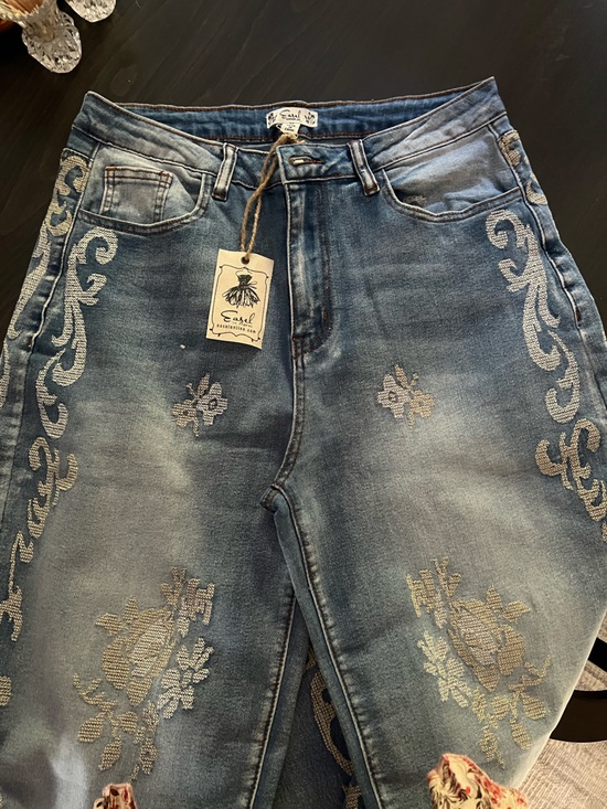easel Denim - Easel Embroidered Light Blue High-Rise Women's Jeans 30 waist 28 inseam.
